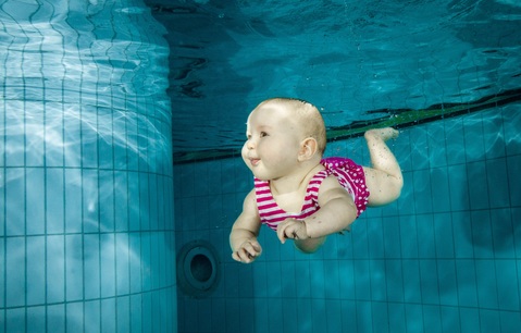 water-girl-recreation-underwater-swimming-pool-blue-1032870-pxhere