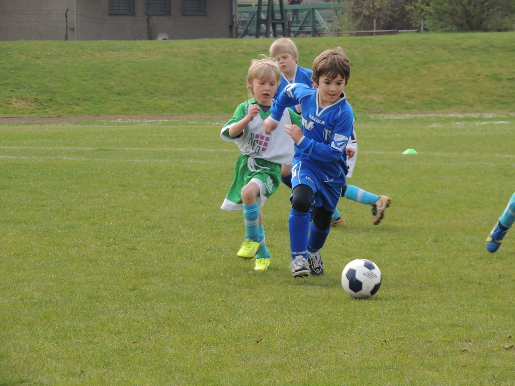 game-play-soccer-football-player-children-825242-pxhere
