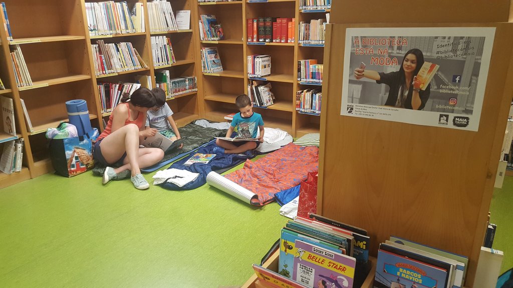 Uma noite na biblioteca – O que fazem os livros enquanto dormimos?