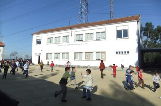 Ampliação/ beneficiação da Escola Básica de Monte Calvário e construção de um Polidesportivo cobe...