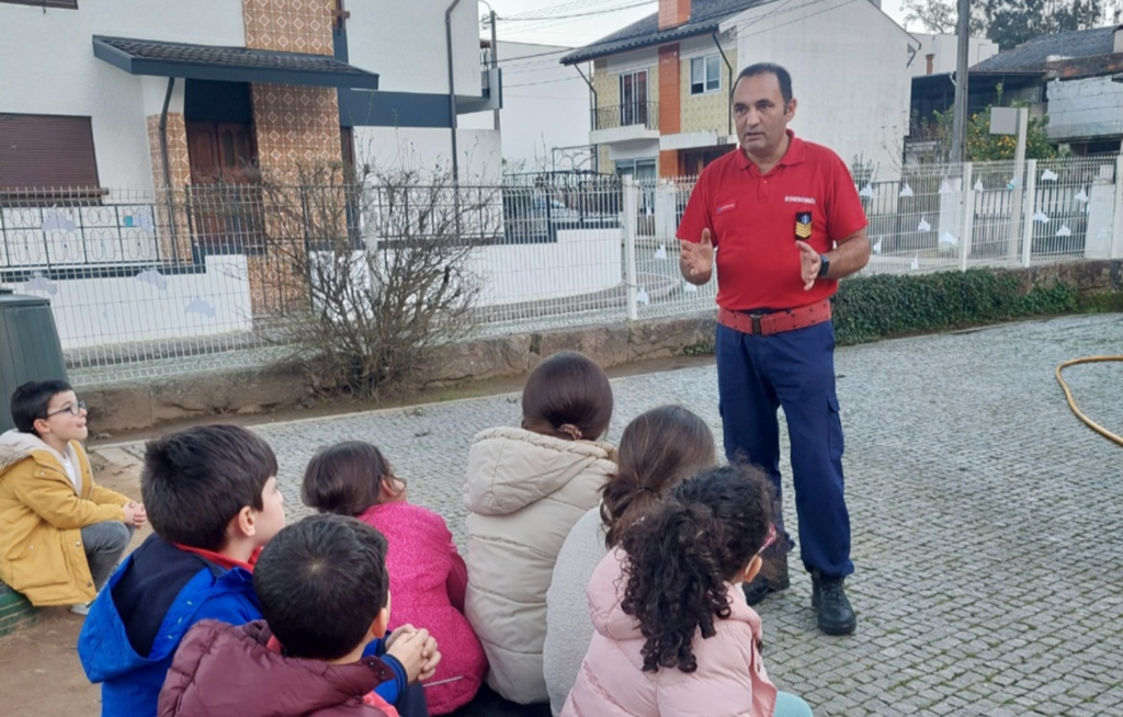 Crianças agradecem aos Bombeiros Voluntários de Moreira da Maia